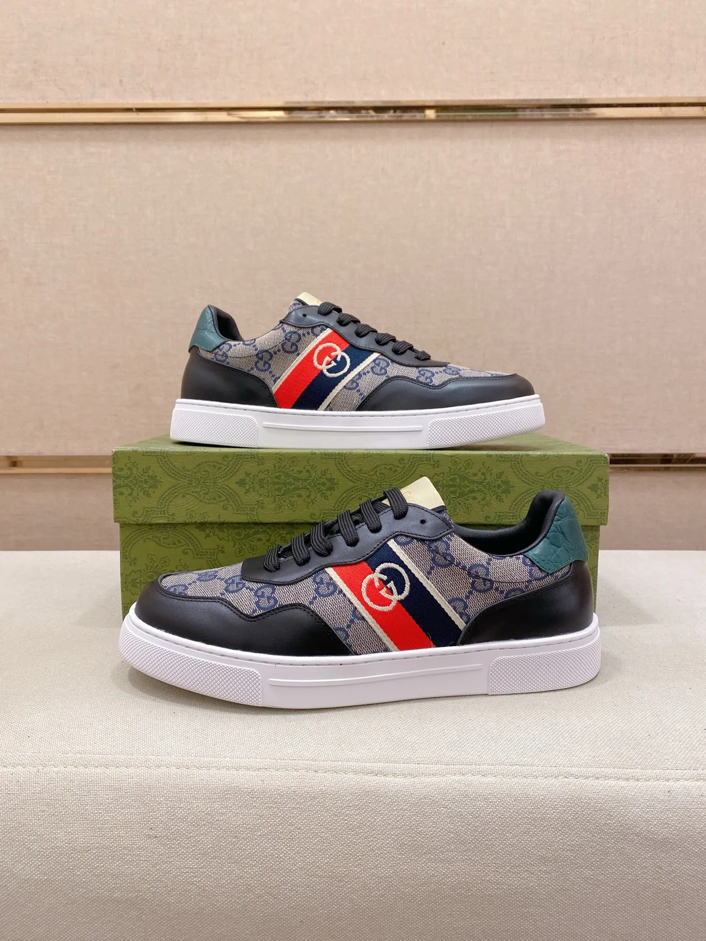 Factory price: 400💰 (GUCCI) The latest model from the official website 🎁🎁Casual and fashionable men's shoes👟, hot style💥The version is simple and elegant, exclusive for trendy men. Unique latest brand elements from the official website👑Original decoration, fashionable and generous, the fabric is original cowhide ✅Sheepskin lining, the official website specifies wear-resistant casual outsole, the classic model is taken in kind at the counter🎬38-44 (45 is not returned or exchanged when customized)